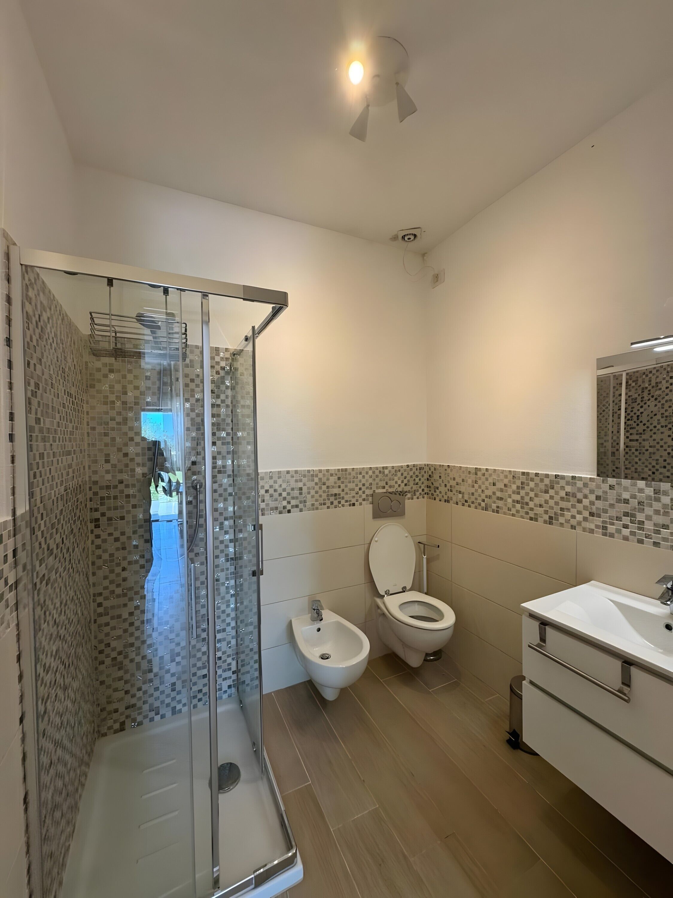 Dusche, Haartrockner, Handtücher