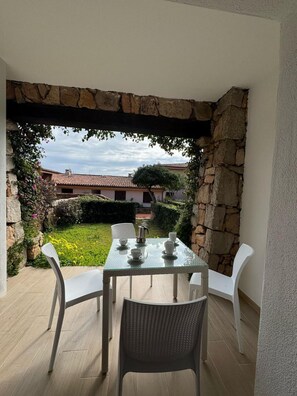Outdoor dining - Apartment 'Porto San Paolo Nature' with Terrace, Private Garden and Air Conditioning (Porto San Paolo)