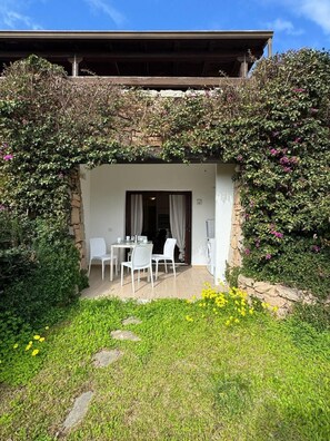 Outdoor dining - Apartment 'Porto San Paolo Nature' with Terrace, Private Garden and Air Conditioning (Porto San Paolo)