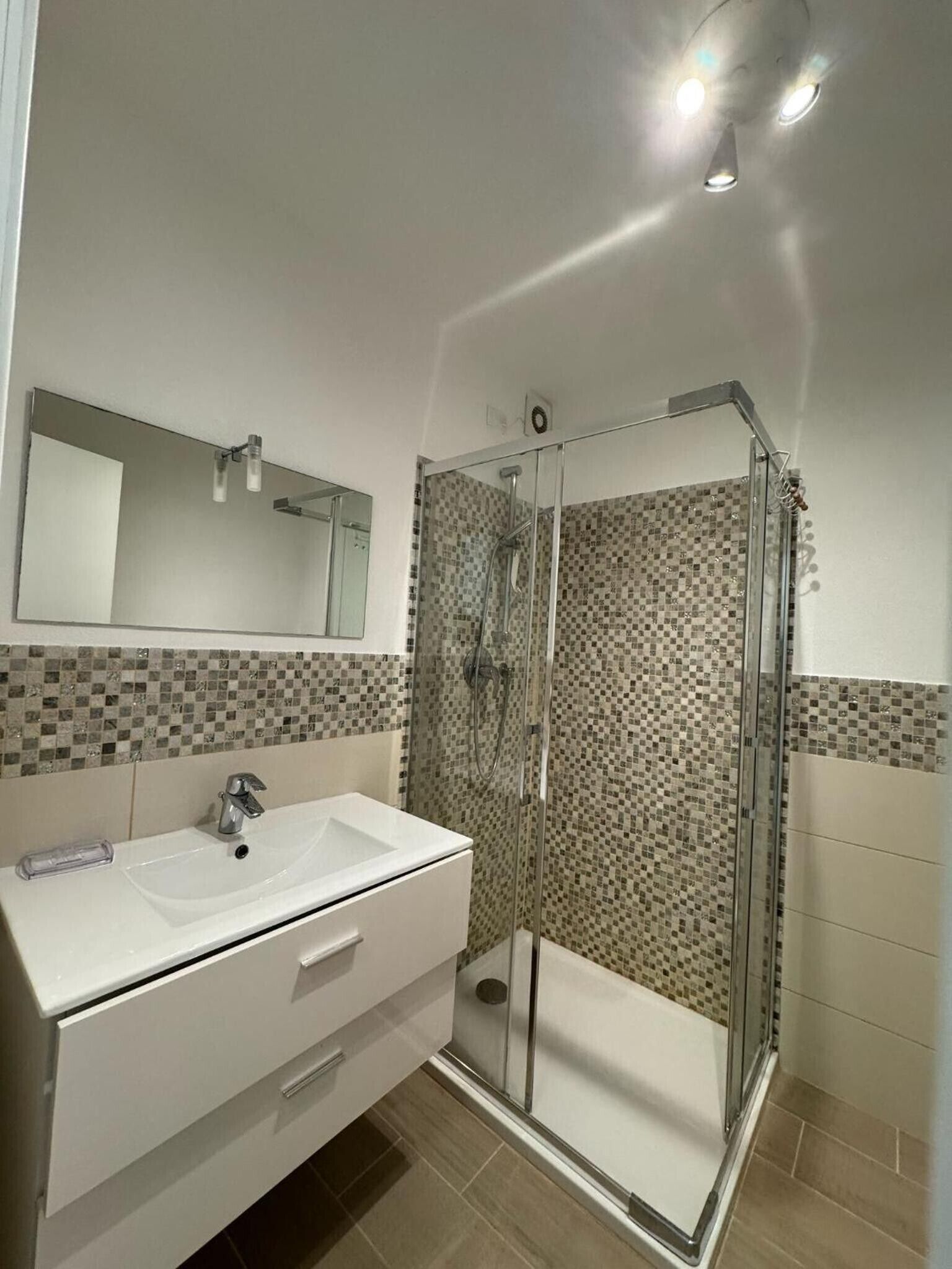 Een douche, een haardroger, handdoeken