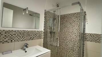 Een douche, een haardroger, handdoeken