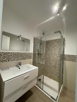 Een douche, een haardroger, handdoeken