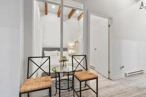 Iron/ironing board, WiFi, bed sheets - Exquisite 6 Bedroom Loft - Downtown Victorian charm with parking included (Montréal)