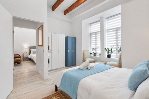 Exquisite 6 Bedroom Loft - Downtown Victorian charm with parking included