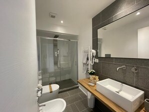 Shower, hair dryer, towels - Room 'Camera Deluxe Con Balcone' with Balcony, Wi-Fi and Air Conditioning (Olbia)