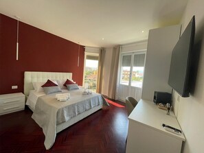 WiFi, bed sheets - Room 'Camera Deluxe Con Balcone' with Balcony, Wi-Fi and Air Conditioning (Olbia)