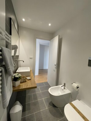 Shower, hair dryer, towels - Room 'Camera Deluxe Con Balcone' with Balcony, Wi-Fi and Air Conditioning (Olbia)