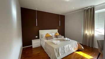 Una scrivania, Wi-Fi, lenzuola