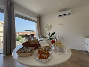 Dining - Room 'Camera Deluxe' with Wi-Fi and Air Conditioning (Olbia)