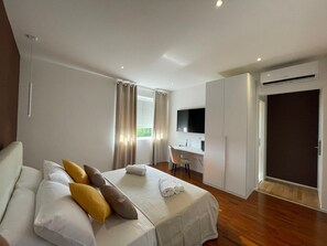 Desk, WiFi, bed sheets - Room 'Camera Deluxe' with Wi-Fi and Air Conditioning (Olbia)