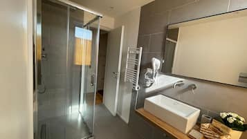 Doccia, set di cortesia gratuito, asciugacapelli, accappatoio