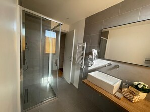 Dusche, kostenlose Toilettenartikel, Haartrockner, Bademäntel