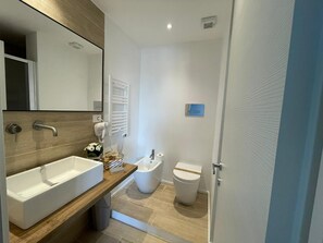 Shower, hair dryer, towels - Deluxe Room with Balcony 3, Wi-Fi and Air Conditioning (Olbia)