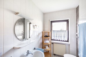 Douche, sèche-cheveux, serviettes fournies