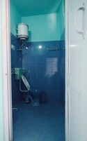 Habitación, varias camas, vistas a la montaña | Baño | Toallas