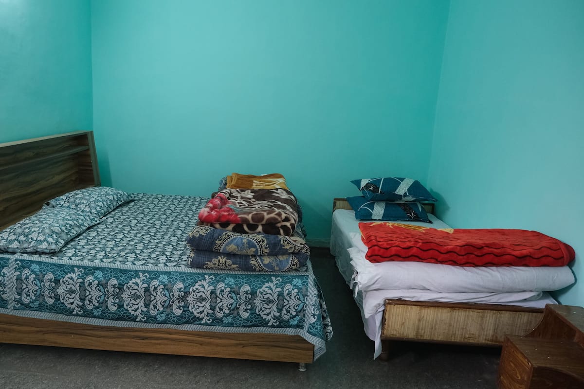 Habitació, diversos llits, vistes a la muntanya