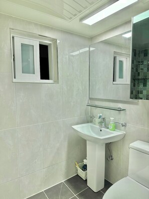Shower, hair dryer, towels, soap - 메종범물 초록대문의 공간은 희망을 찾아 온 당신을 위해 꿈을 키우기를 바라며 만든 공간입니다. (수성구)