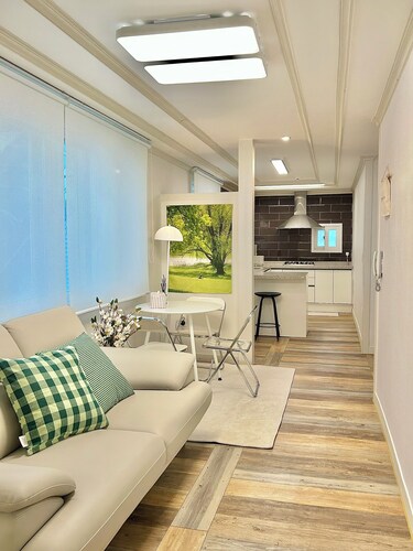 메종범물 초록대문의 공간은 희망을 찾아 온 당신을 위해 꿈을 키우기를 바라며 만든 공간입니다.