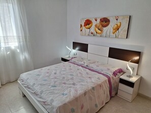 4 Schlafzimmer, Schreibtisch, Bettwäsche