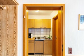 Kühlschrank, Herdplatte, Wasserkocher mit Kaffee-/Teezubehör