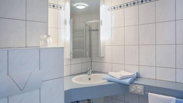 Dusche, Haartrockner, Handtücher