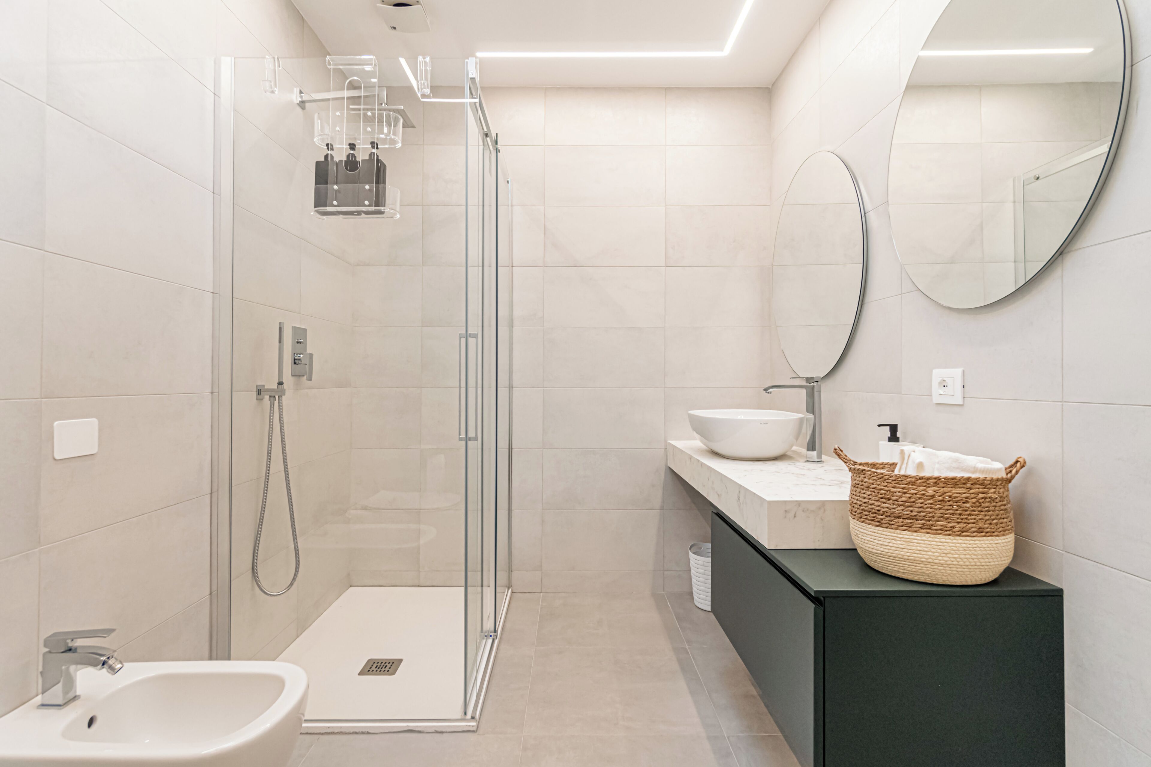 Douche, sèche-cheveux, bidet, serviettes fournies