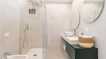Doccia, asciugacapelli, bidet, asciugamani