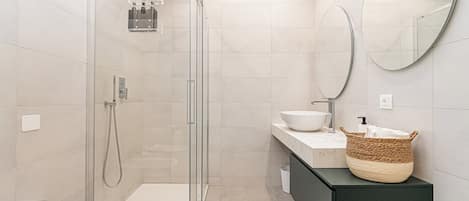 Shower, hair dryer, bidet, towels