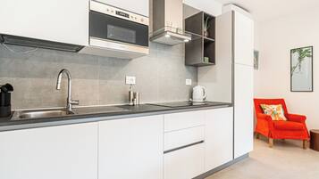 Frigorifero, microonde, forno, piano cottura