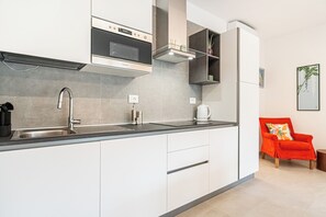 Frigorifero, microonde, forno, piano cottura