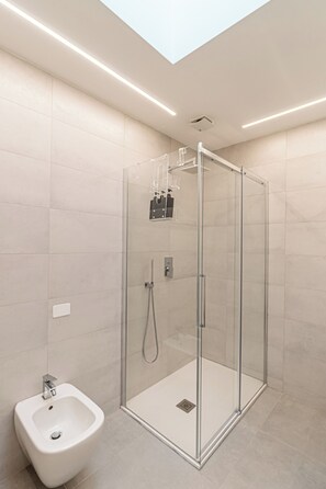 Shower, hair dryer, bidet, towels - Loft Cactus (Milan)