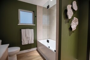 Suihku, hiustenkuivaaja, pyyhkeet, saippua