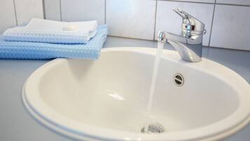 Ducha, secador de pelo, toallas