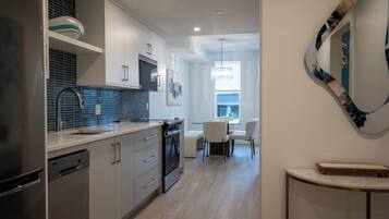 Een koelkast, een microgolfoven, een oven, een kookplaat