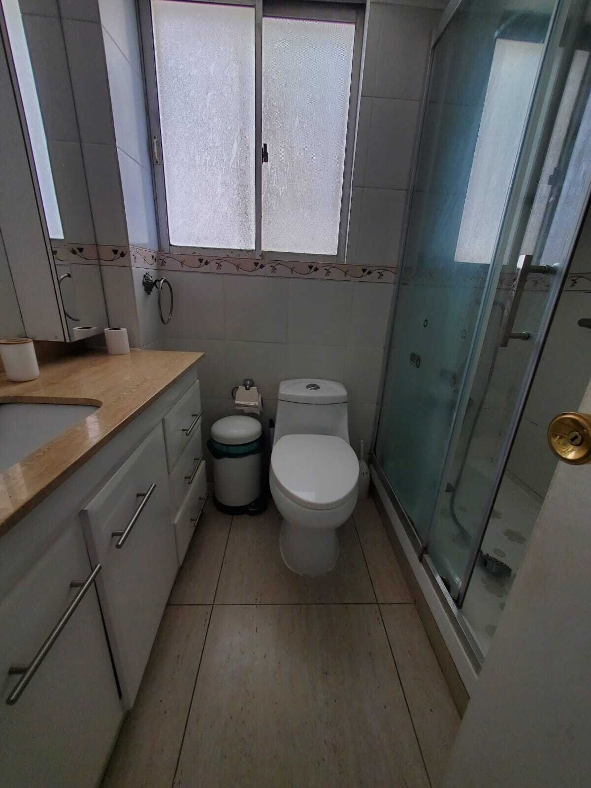 Een haardroger, toiletpapier