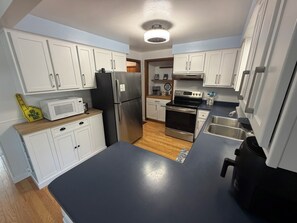 Fridge, microwave, oven, stovetop - 4-bedroom house in Titletown (Ashwaubenon)