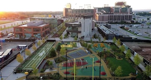 Ein Sportplatz mit Tartanbahn und Spielplatz.