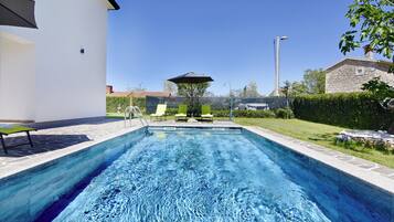 Apartamento, 2 habitaciones, patio, vistas al jardín | Piscina | Una piscina al aire libre