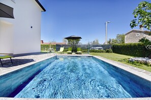 Apartamento, 2 habitaciones, patio, vistas al jardín | Piscina | Una piscina al aire libre