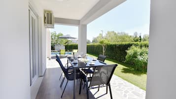 Apartamento, 2 habitaciones, patio, vistas al jardín | Balcón