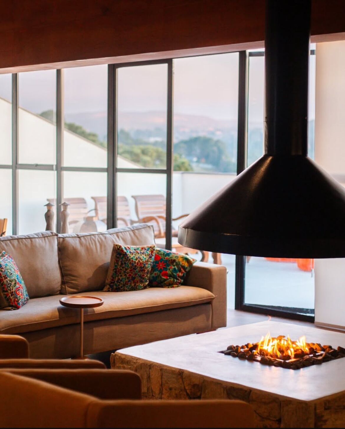 Smart-TV, Kamin, Tischtennisplatte