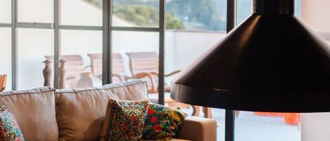 Smart-TV, Kamin, Tischtennisplatte