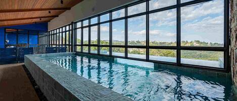 Alberca techada y alberca al aire libre