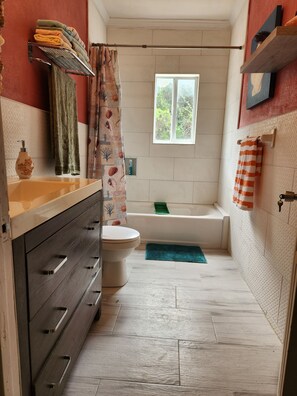 Haartrockner, Handtücher, Seife, Toilettenpapier