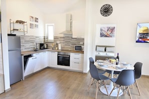 Appartement, 2 chambres, patio, vue sur le jardin | Salle à manger