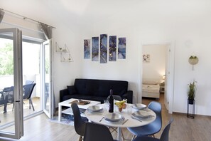 อพาร์ทเมนท์, 2 ห้องนอน, ลานระเบียง, วิวสวน | ห้องนั่งเล่น