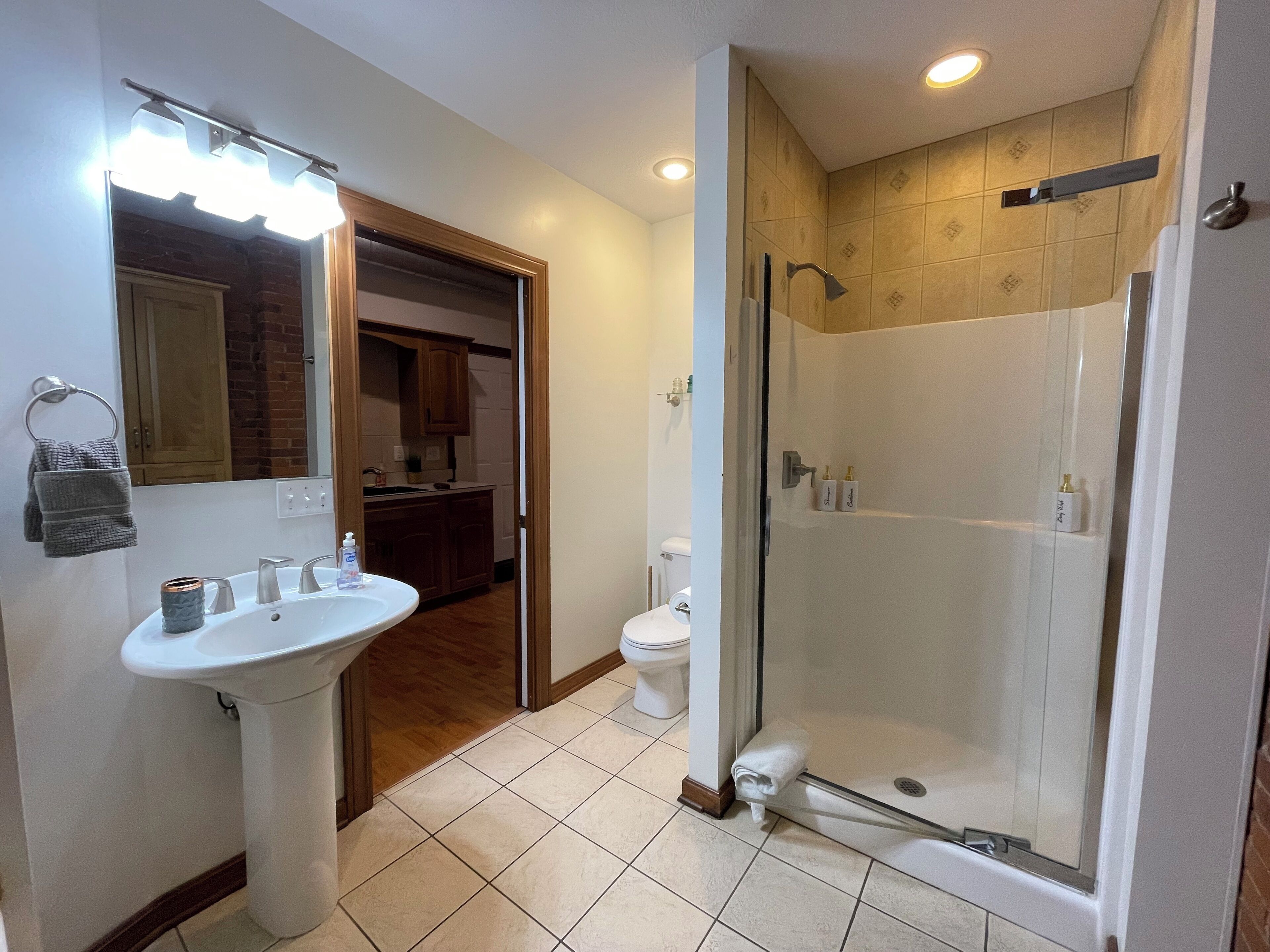 Bruser, hårtørrer, håndklæder, Sæbe