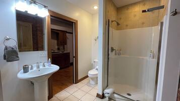 Bruser, hårtørrer, håndklæder, Sæbe