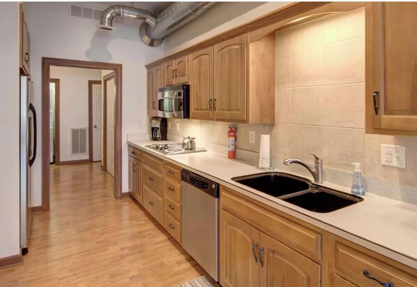 Private kitchen - Downtown 2-bedroom luxury apartment in Wooster (Wooster)