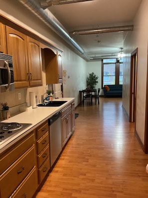 Private kitchen - Downtown 2-bedroom luxury apartment in Wooster (Wooster)